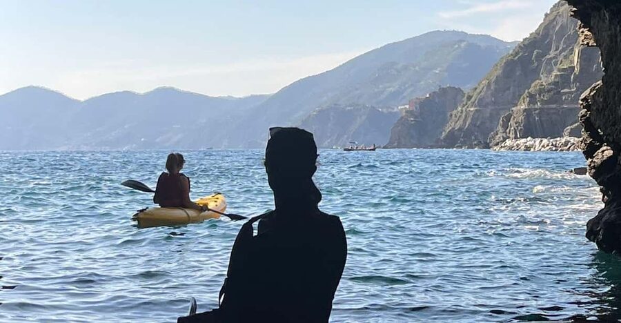 1 hour Double Kayak Rental (2 guests) - The Coastline Between Cliffs And Clear Water
