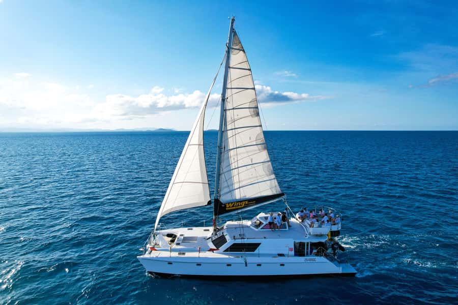 Airlie Beach: Whitsunday Islands Sailing, SUP & Snorkel Tour - Sailing north toward Hook Island