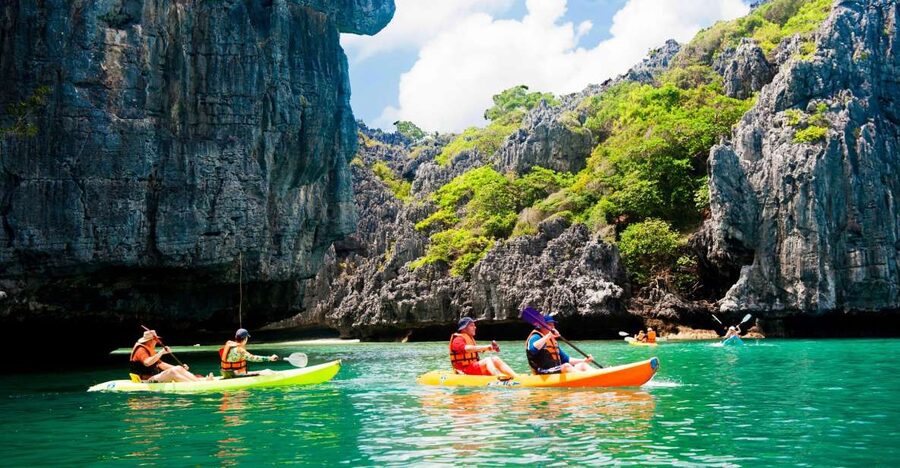 Ang Thong: Marine Park Full-Day Kayaking & Snorkeling Tour - Food, crew, and comfort on the boat