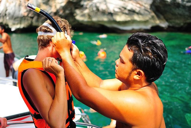 Angthong National Marine Park by Speed Boat with Snorkeling & Kayaking - Lunch and beach time at Koh Wua Ta Lub