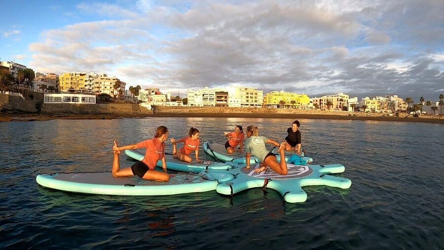 Arguineguín: Stand-up Paddleboard Yoga Class with Instructor - The first 10 minutes: learning the board