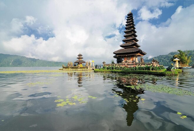 Bali Jungle Trekking and Lake Canoeing Tour - Buyan Lake by traditional canoe
