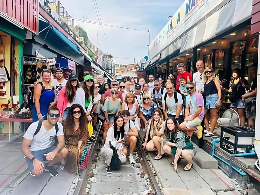 Bangkok: Damnoen Saduak Market & Kayaking Adventure - Damnoen Saduak Floating Market by Boat