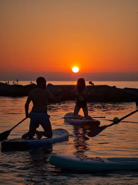 Barcelona: Paddleboarding at Sunrise. Includes: instructor, photos, equipment - Showers, lockers, and the practical finish