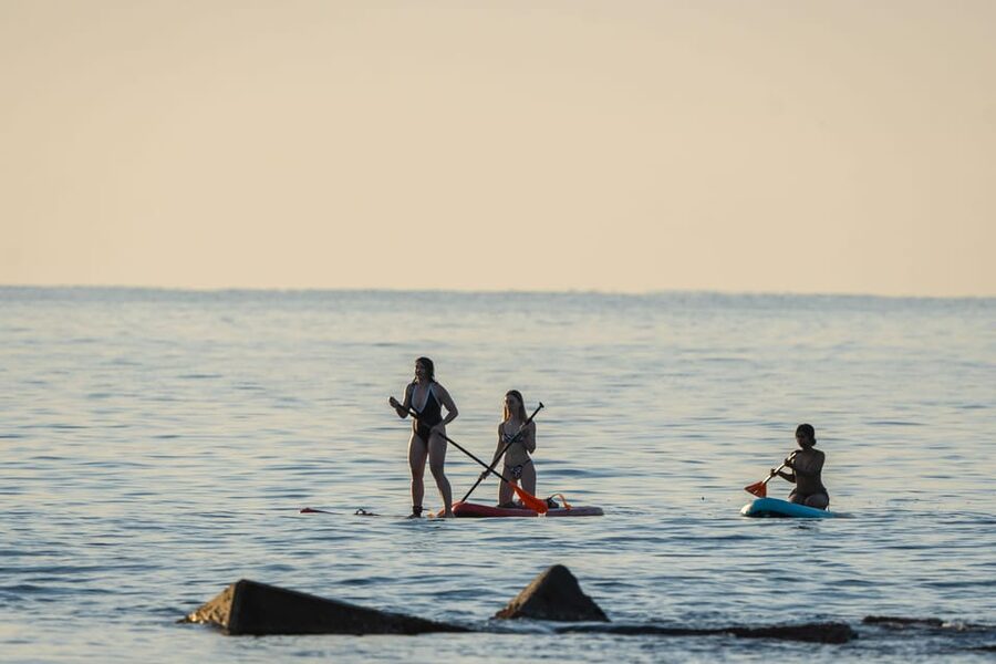 Barcelona: Sunset Paddleboarding Experience with 1 Beer - The beach briefing before you paddle