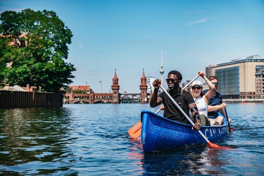 Berlin: Guided Tour by Canoe - From Urbanhafen to Admiralbrücke