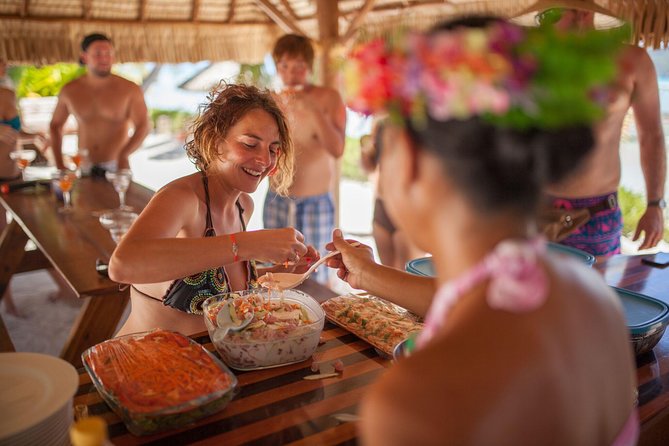 Bora Bora Snorkel Cruise by Polynesian Outrigger Canoe with BBQ Island Lunch - Manta rays and eagle rays add a different kind of drama