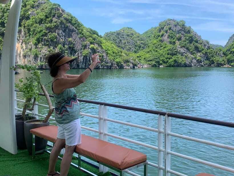 Cat Ba: Lan Ha and Ha Long Bay Boat Tour with Kayaking, Cave - Guides, group mood, and service