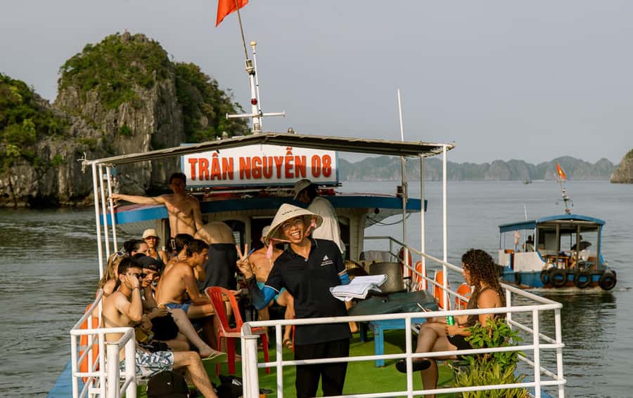 Cat Ba: Lan Ha & Ha Long Bay Kayak & Snorkel Boat Tour - Lunch on the boat, with plenty of room to rest