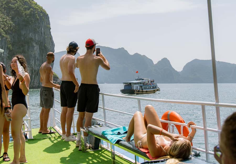 Cat Ba: Lan Ha & Ha Long Bay Kayak & Snorkel Boat Tour - Swimming, boat jumping, and Ba Trai Dao Beach