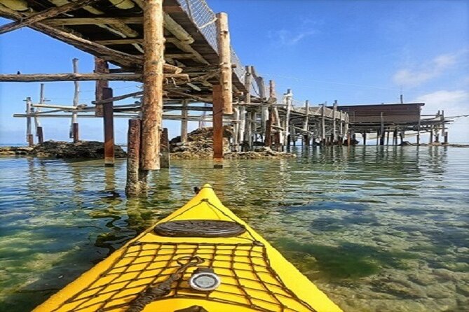 Cavalluccio kayak excursion in Fossacesia - Passing between the rocks and trabocco supports