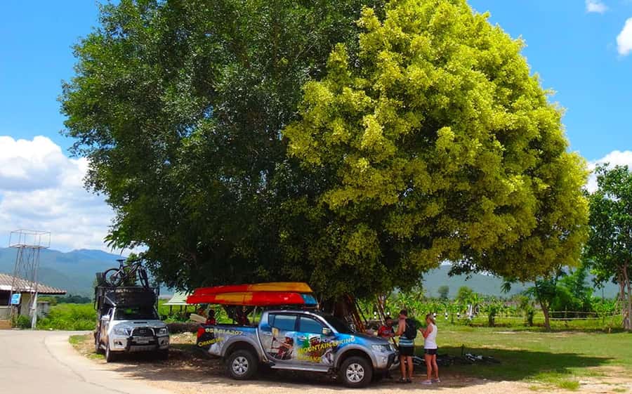 Chiang Mai: 25km Leisure Mountain Biking & Jungle Kayaking - A market stop with a local feel
