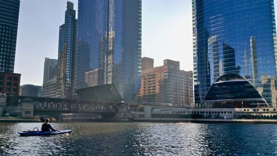 Chicago: 2-Hour Downtown Kayak Rental - Paddling Into the Downtown Building Canyon