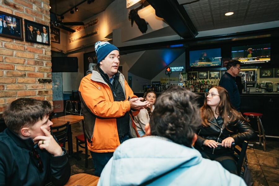 Chicago: Classic Food & Walking Tour with Free Bike or Kayak - What the guides add to the experience