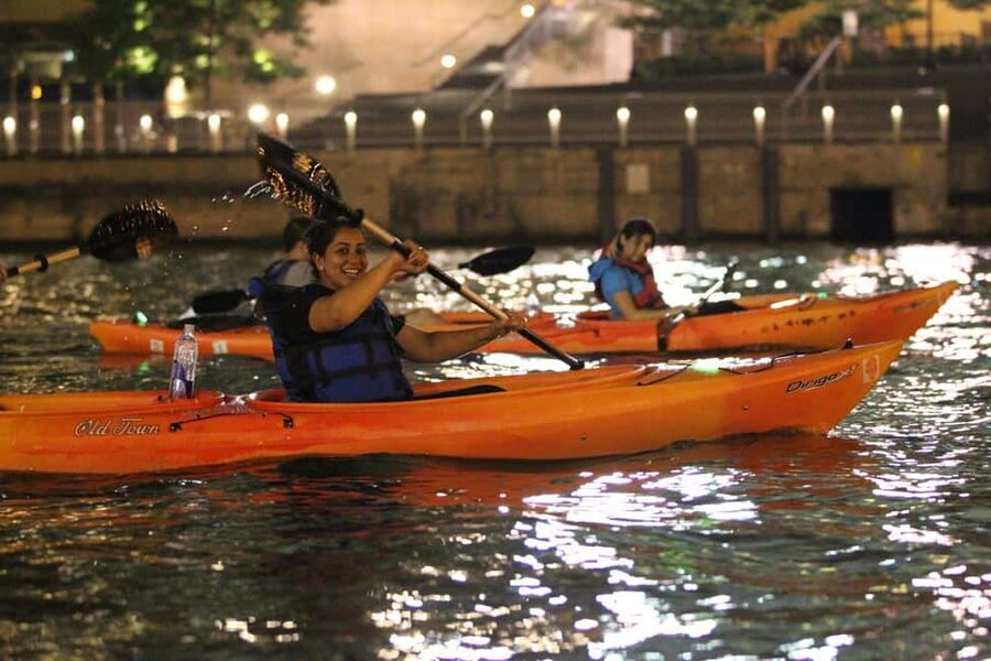 Chicago: Moonlight Paddle Tour on the Chicago River - Paddling through downtown Chicago