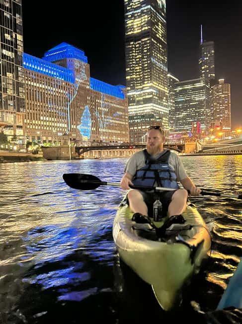 Chicago: Moonlight Paddle Tour on the Chicago River - Starting at the river’s edge