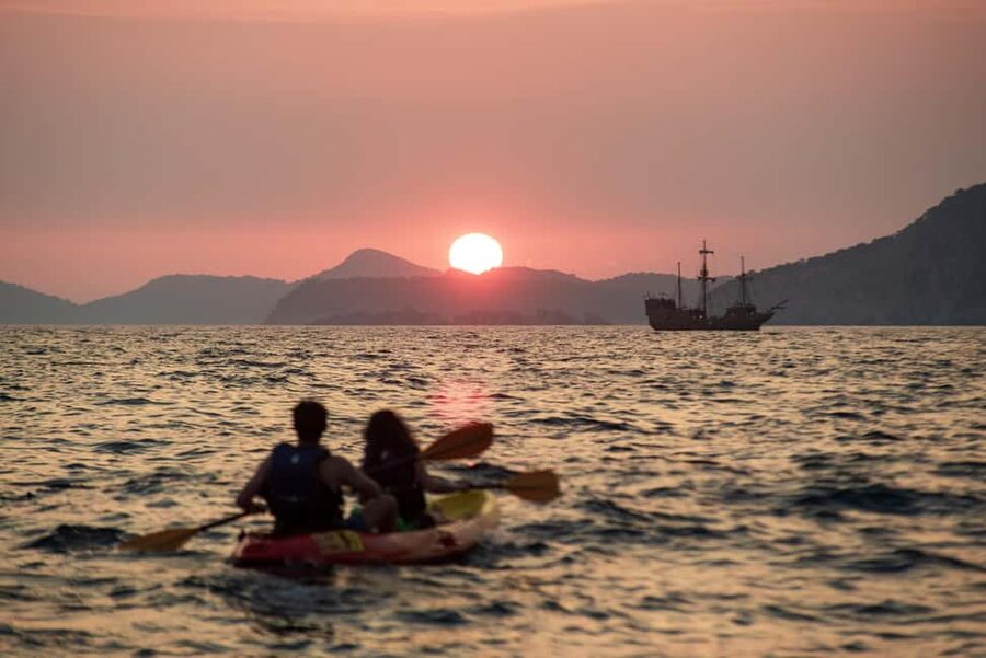 Dubrovnik: Sunset Kayaking and Snorkeling Tour - Meeting at Pile and getting ready
