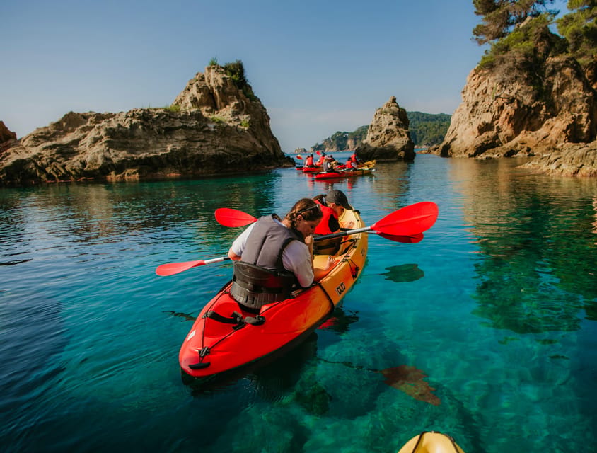 EXCURSION GUIADA EN KAYAK - INICIACIÓN 1h 15m - Paddling from the beach into Costa Brava scenery