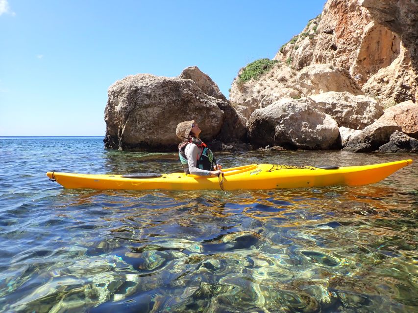 Favignana: kayak excursion, snorkelling and adventure - Reaching Favignana’s quieter coves
