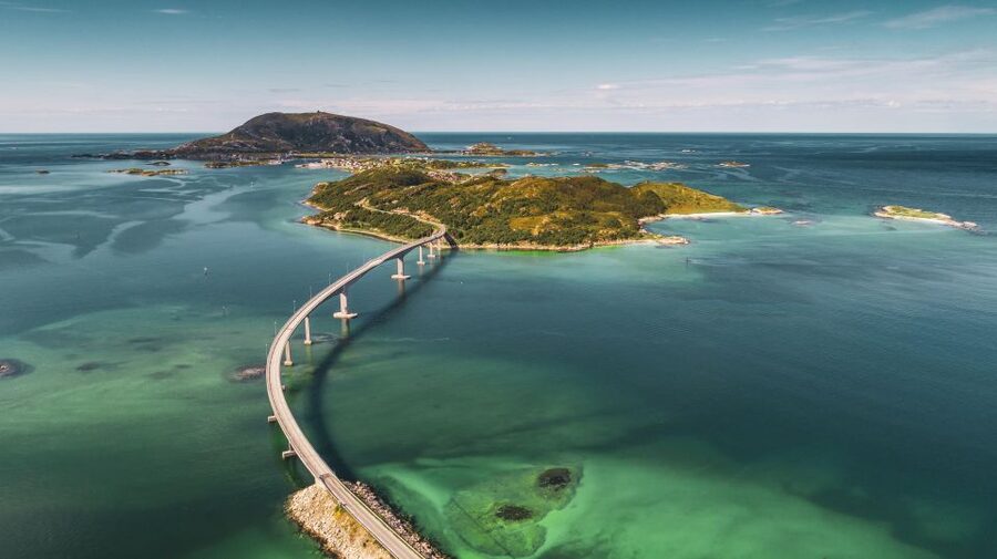 From Tromsø: Kayak trip with lunch and sauna at Sommarøy - Fish soup and coffee at Sommarøy Hotel