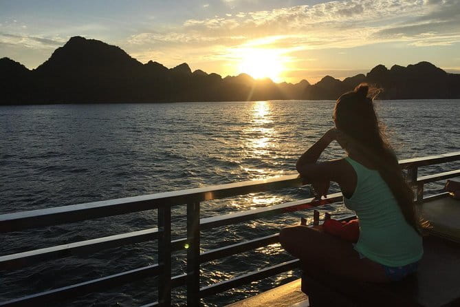 Full day deep water soloing - Kayaking in Cat Ba - Ha Long Bay. - Kayaking through Hồ Ba Hầm