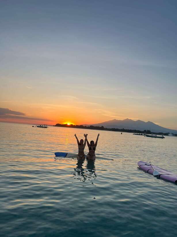 gili sunrise Stand-up paddle boarding or kayaking (droneshot - Choosing between a paddleboard and kayak