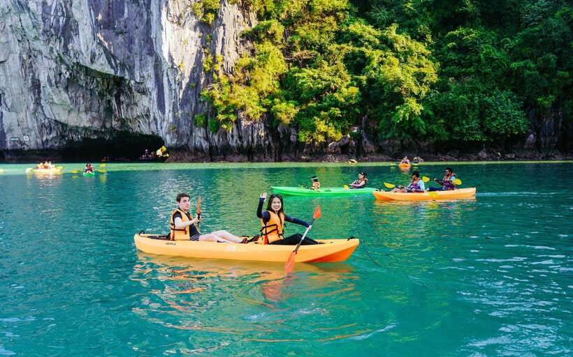 Ha Long Bay Deluxe Cruise & kayaking - 1 Day - Vietnamese lunch beside Fighting Chicken Islet