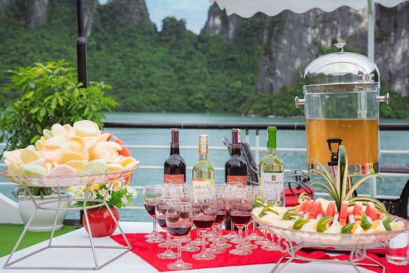 Ha Long Bay Deluxe Cruise & kayaking - 1 Day - Luon Cave by kayak or bamboo boat