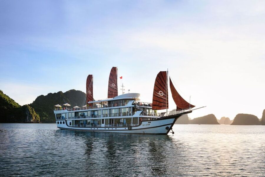 Ha Long & Lan Ha Bays: 2-Day Cruise with Meals & Kayaking - Day 1: lunch, limestone islands, and the Bright Cave