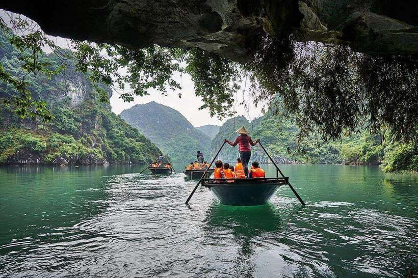 Halong Bay: Full-Day 4-Star Experience with Kayaking - Lunch and the long cruise through Ha Long Bay