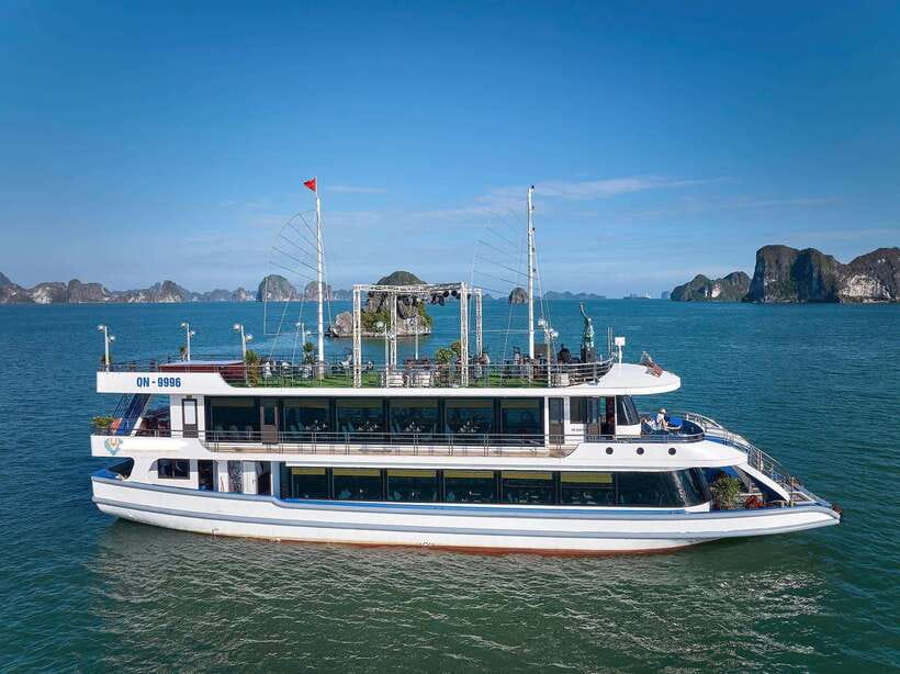 Halong Bay Luxury Cruise: Kayak&Swim,Cave, Party BEST SELLER - Sung Sot Cave, the busiest major stop