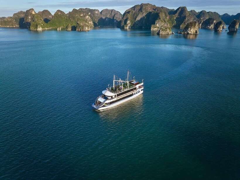Halong Bay Luxury Cruise: Kayak&Swim,Cave, Party BEST SELLER - Luon Cave by kayak or bamboo boat