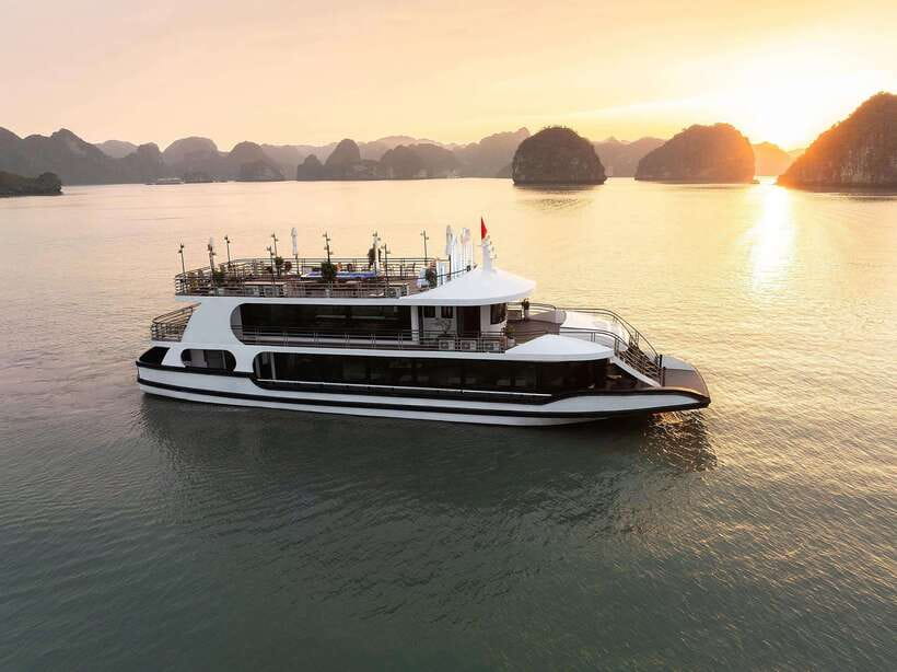 Halong Bay Luxury Cruise: Kayak&Swim,Cave, Party BEST SELLER - The boat ride and buffet lunch