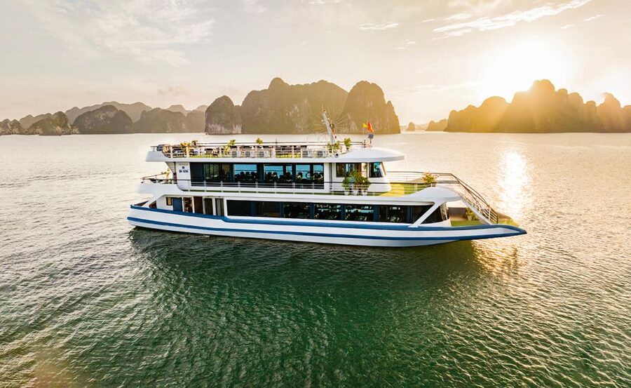 Halong Bay Luxury Cruise with Kayaking & Lunch Buffet - Guide quality and group management matter