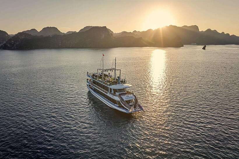 Hanoi: Full-Day Halong Bay 5-star Cruise with Kayak & Buffet - Walking through the Surprise Cave