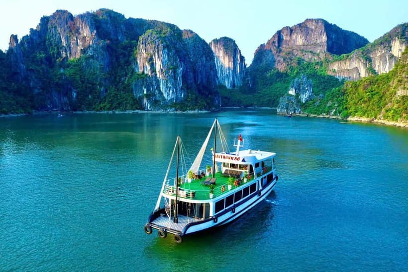 Hanoi-Ha Long 1D: Caves, Islands, Kayak, Lunch & Small Boat - The pearl farm and first look at the bay
