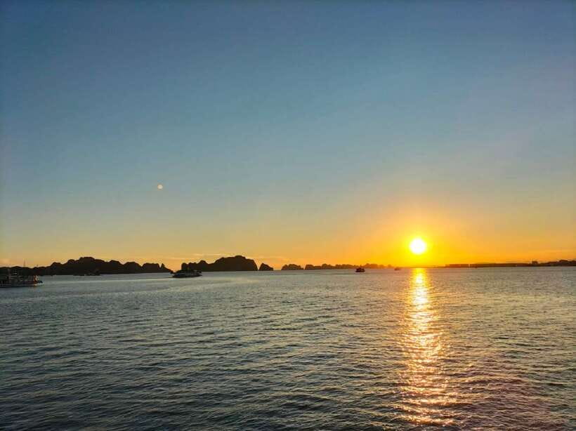 Hanoi: Ha Long Bay Day Cruise - Swimming, Meal, Kayaking - Sung Sot Cave, Ha Long Bay’s grand stop