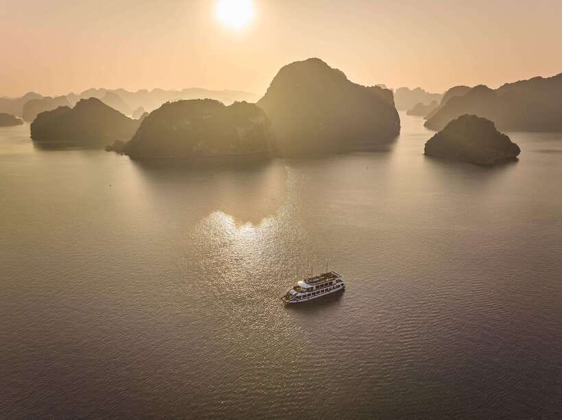 Hanoi: Halong Bay Cruise, Amazing Cave, Titov Island & Kayak - The long ride from Hanoi to Tuan Chau Port
