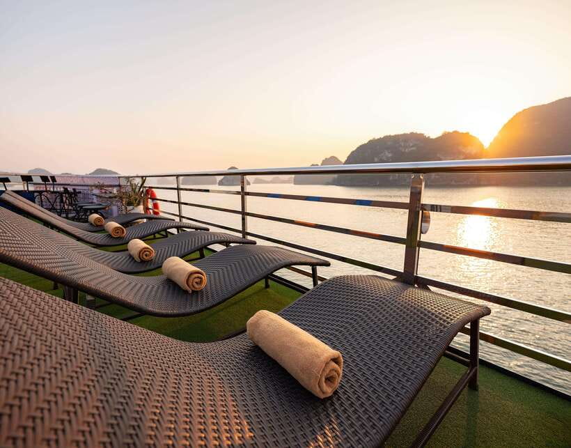 Hanoi: Halong Bay Cruise, Amazing Cave, Titov Island & Kayak - Kayaking through Luon Cave