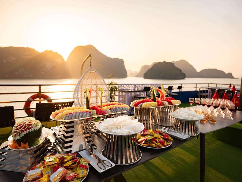 Hanoi: Halong Bay Cruise, Amazing Cave, Titov Island & Kayak - Sunset treats on the way back