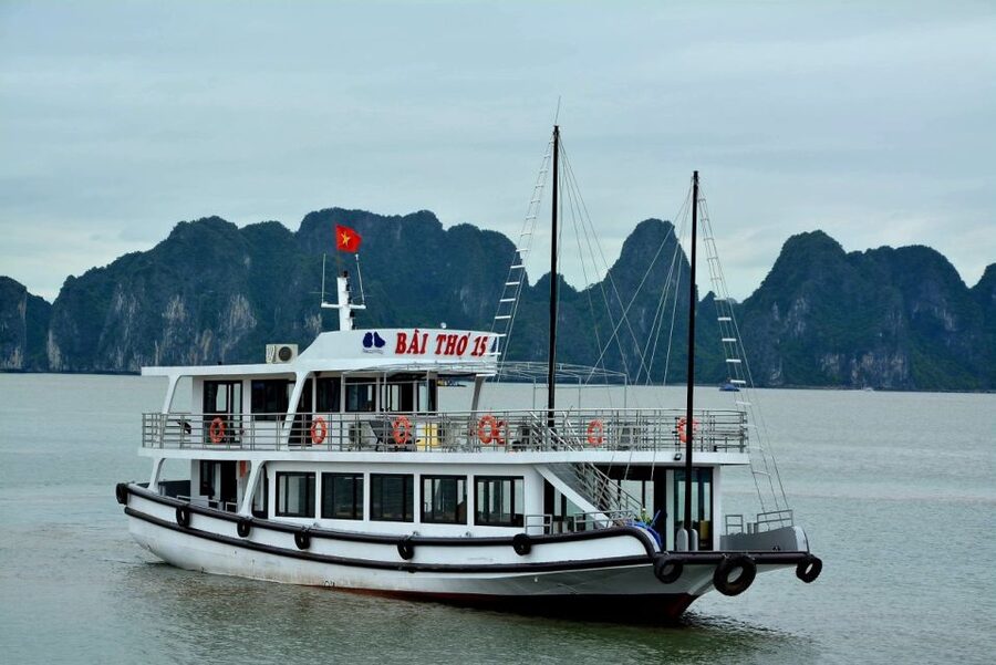Hanoi: Roundtrip Halong Bay Islands, Caves, Kayaking & Lunch - The day in five useful points
