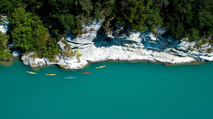 Interlaken: Kayak Tour of the Turquoise Lake Brienz - What the guide adds to the experience