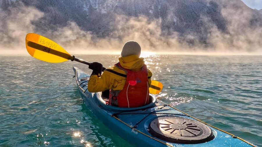 Interlaken: Small-Group Winter Kayak Tour on Lake Brienz - Starting at Hightide in Bönigen