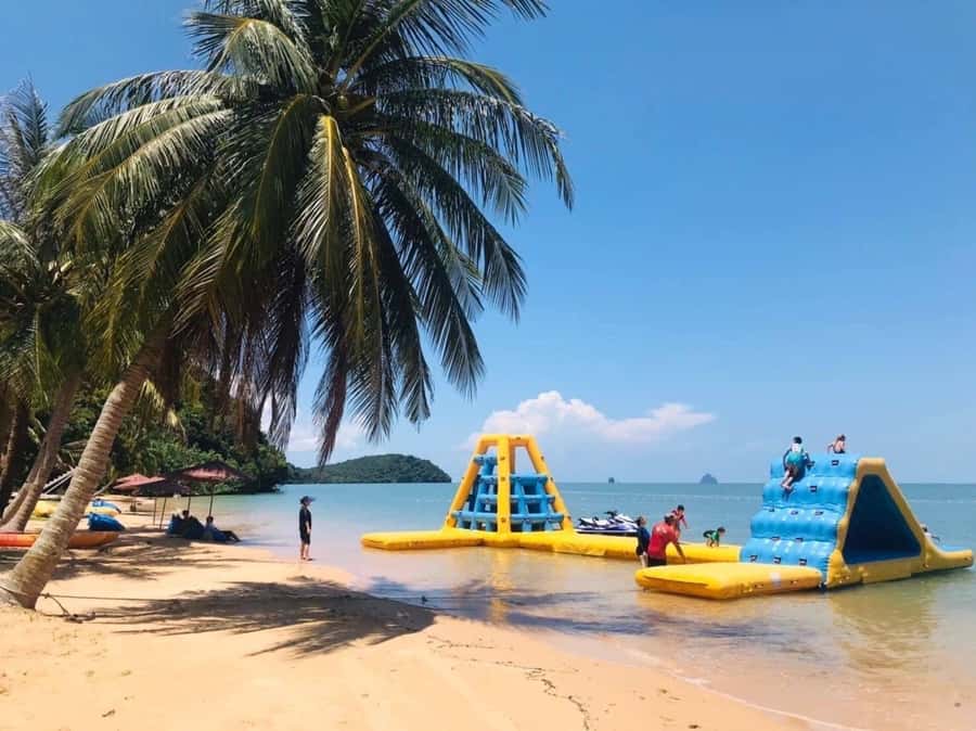 Jame bonds canoe 7 point 6 Island Premium trip - Naka Island gives you an early beach break