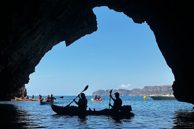 Kayak route through Cala Granadella - Returning the kayaks before the Isla del Descubridor