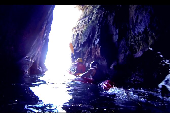 Kayak Tour of the 7 Caves - Learning to handle the kayak before the waves