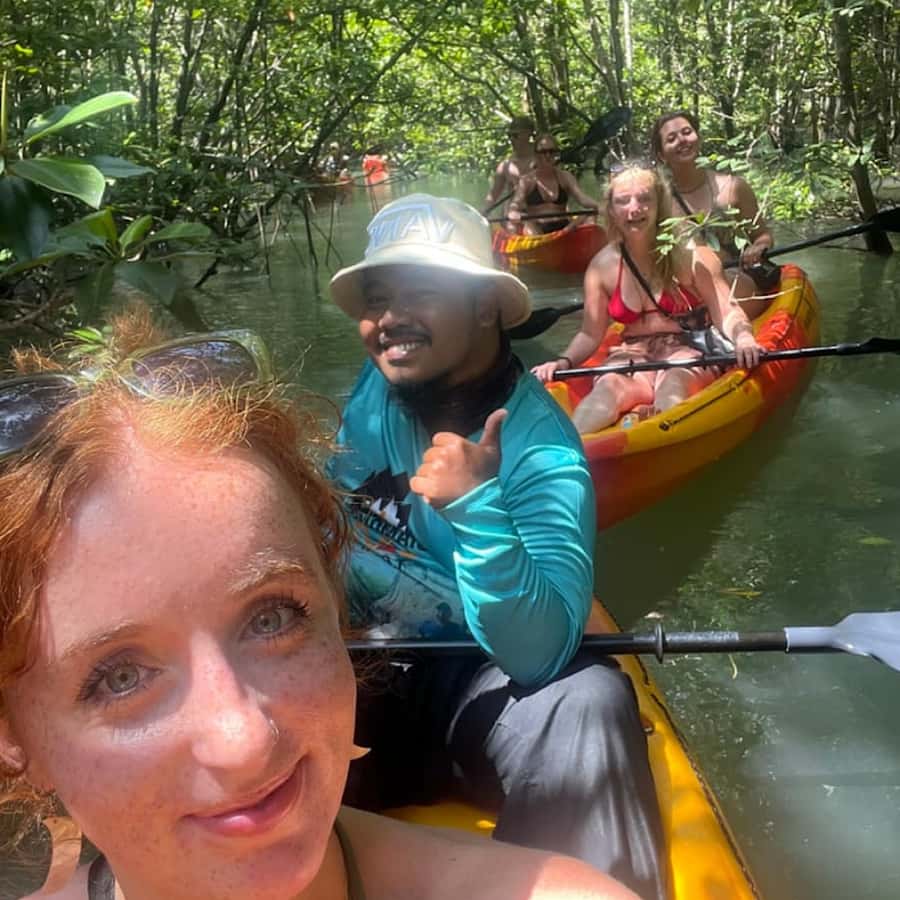 Ko Lanta: HALF DAY EXPLORE MANGROVE KAYAKING TOUR AND LUNCH - Kayaking through the mangrove roots