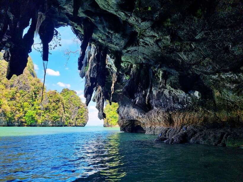 Koh Lanta: Sea Cave Kayaking and Talabeng Island Tour - Meeting the monkeys at Monkey Point