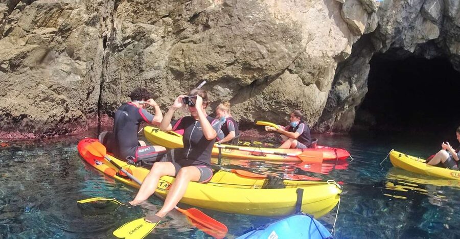 La Herradura: Cerro Gordo Natural Park Kayak & Snorkel Tour - Paddling toward Cerro Gordo’s cliffs