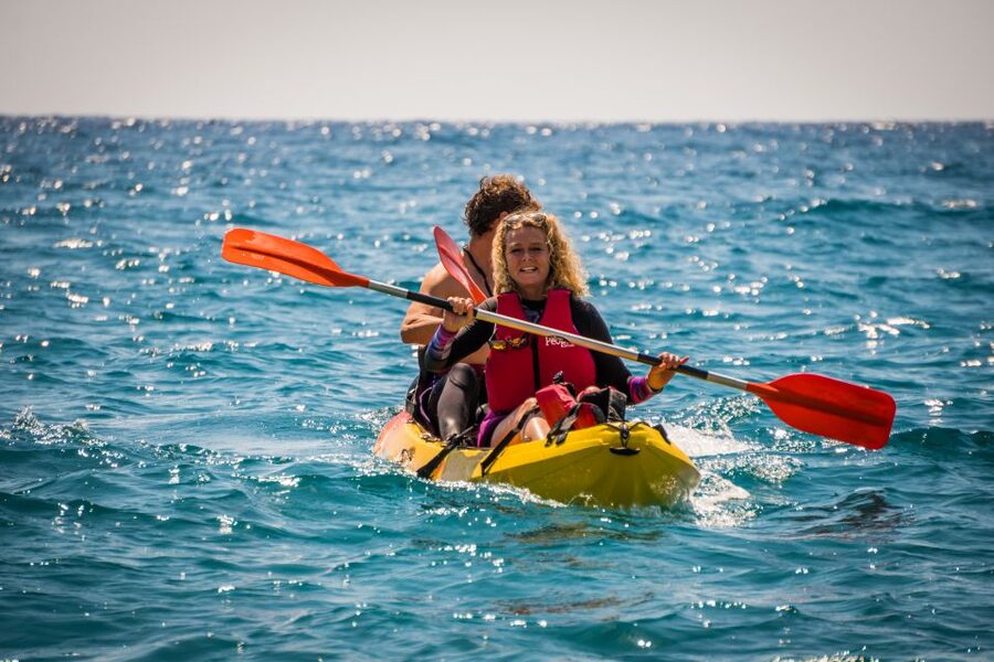 La Herradura: Cerro Gordo Natural Park Kayak & Snorkel Tour - The first lesson keeps beginners moving